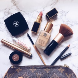 hlllzbth:  I uploaded a little “what’s in my makeup bag”