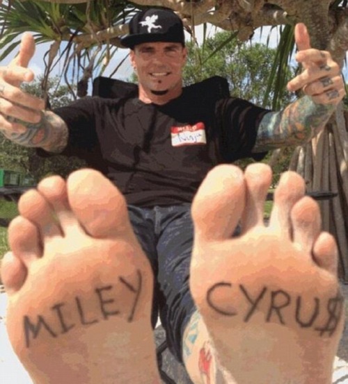 whitemalefeet:  Always thought that Vanilla Ice had nice, smooth