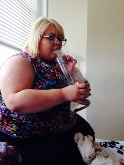 awesomeemiliostuff:sluggo38:  ssbbwbrianna:  sweetestadeline:  Tokingggg fatties! âœŒï¸ ssbbwbrianna  Yay, its come around again! Me and my bae, BBWadeline smokinâ€™ in her bedroom. :D  So stunned  My kinda girls!!