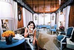 sparklejamesysparkle:Natalie Wood takes a phone call in her luxuriously