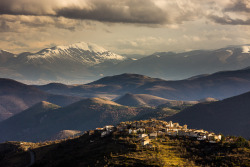 travelingcolors:  Dreamy Castelvecchio in Winter | Abruzzo |