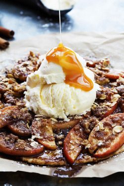 2curious2kno:  foodsforus:    Apple Crumble Flatbread      Hmmmmm