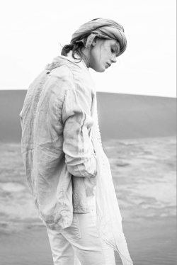 senyahearts:Frida Gustavsson by Benjamin Vnuk in “Desert Dream”