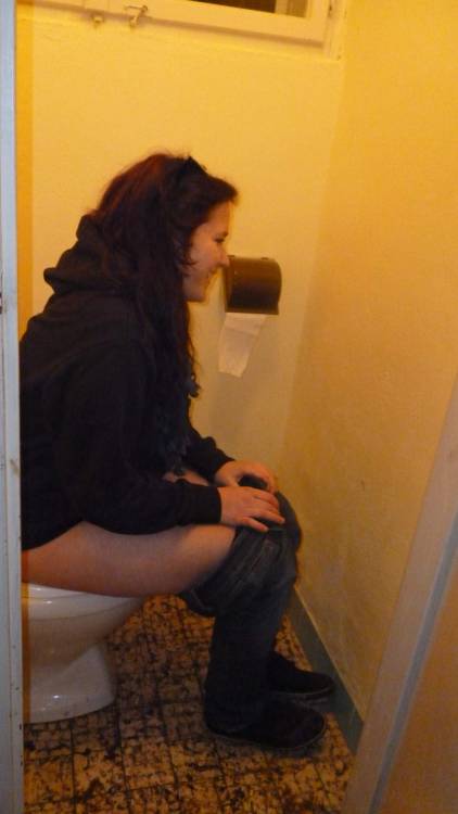 dimitrivegas:  Pooping women