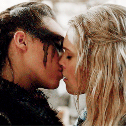 clexanal: clexa + kisses