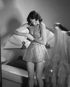 barbarastanwyck:  Vivien Leigh getting into costume in St. Martin’s