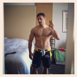 dyuslovethebeauties:  (via Guys with iPhones) 