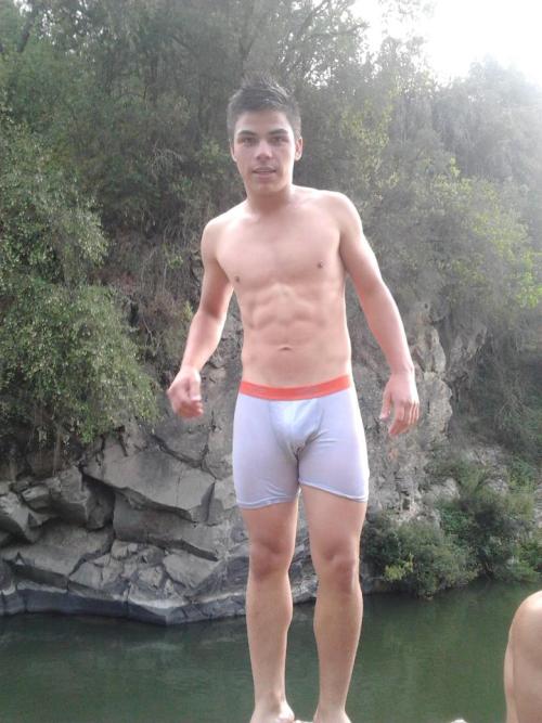 catrile0:  larry-capija:  Este weon es amor a primera erección vista *.*  Y ese mino ?
