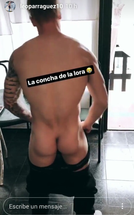 chilenodesnudo:  Futbolista Leo Parraguez !! como le gusta mostrarse emn instagram !!! y que pedazo de poronga que tiene !!!