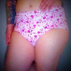 littlepeachybutt:  @onesiesdownunder Pink Ladybugs diaper cover