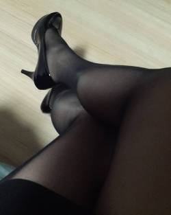 hornyjas85:  Nice heels to wear! #blackstockings #backheels #blackpantyhose