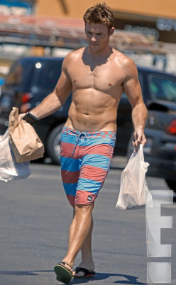 funnyboy86: This is how Scott Eastwood likes to shop  Photo