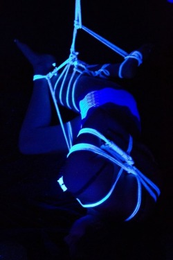 kinkalicious-jewel:  Black light shibari 