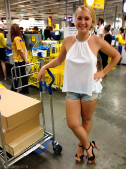 strassenfrauen:  Neu bei IKEA: FICKÖN (blond)auch für unterwegs