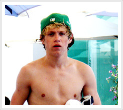 asianconfusion:  AU Meme → Niall Horan: sexy lifeguard 