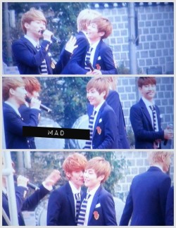 accio-xiuhan-deactivated2014081:  mad | kris giving xiumin a