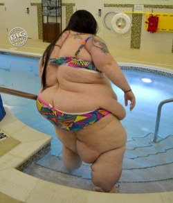 suchafatash:Huge legs, huge girl, tiny bikini. http://ash.bigcuties.comhttp://www.clips4sale.com/48701