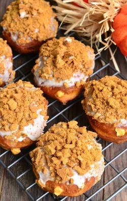 foodffs:  Cheesecake Pumpkin Doughnuts with Gingersnap CrumbReally