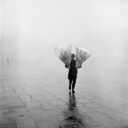 elsa-maria-matei: Flower delivery boy.  Venice, 1962   Ph. Dmitri