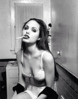 thotfox:  angelinajoliearchive:  Angelina Jolie (1994)  my babe