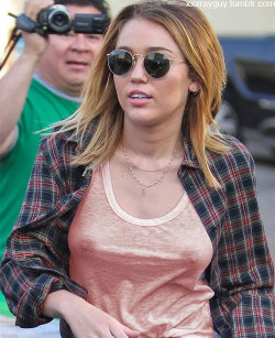 nude-celebz:  Miley Cyrus xrayed
