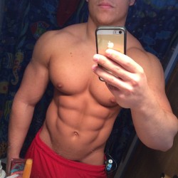 keepemgrowin:OMFG… amazing muscleboy with tiny waist and well-developed