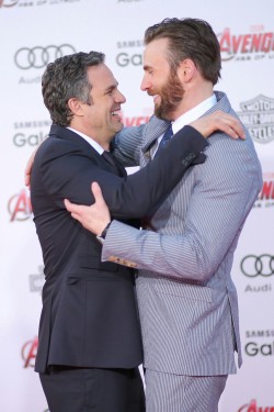 marvel-is-ruining-my-life:  Chris Evans and Mark Ruffalo being