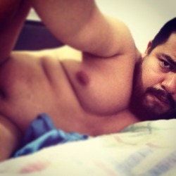 sometimesiwearabeard:  En la cama