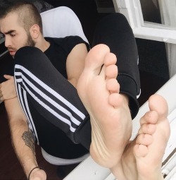 footlandia:  gayfootjacked:Free live feet webcams | Another post