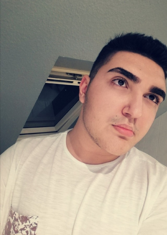 abronamedsuad:Here’s a Pic of me looking up at God asking