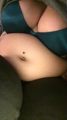 fionasbelly: Something about soft slow motion bellies make me