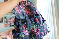 v-anz:  sn-4pbacks:  new bag c:  its so pretty omg 