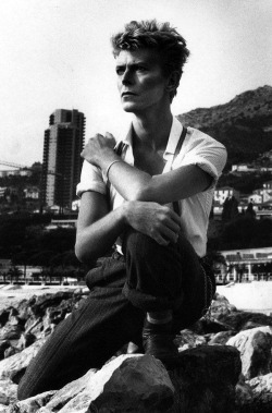 misssrce-blog:  😍😍😍  David Bowie by Helmut Newton