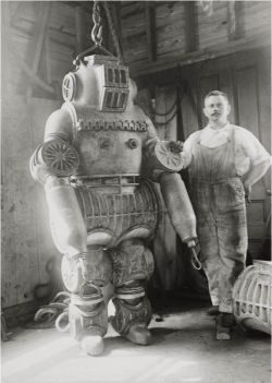 porcupineschool:  Chester E. McDuffee’s patented diving suit