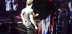 guydirectioners:  Louis dancing for Liam during Heart Attack.