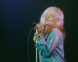thegoldenyearz:  Debbie Harry on stage at The Verreniging, by