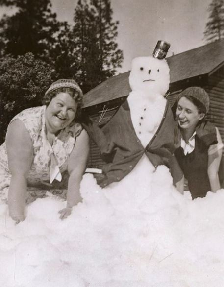 365daysoflesbians:  Gals and their snow pals by Ratrusty 