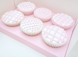 kawaiistomp:  Vanilla cupcakes with royal pink and white icing