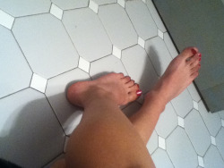 crossdressingprincess:  Painted my toenails for the first time!!!