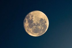 nubes-grises-eterno-sol:  Luna qla hermosa por la chucha *o*