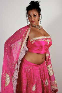 fuckingsexyindians:  Chubby Indian strips off her sari to expose