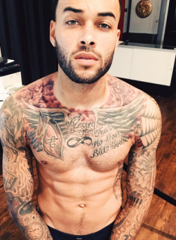 famous-male-celeb-naked:  Don Benjamin  I’m in love with