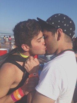 fuckyeahdudeskissing:  Fuck Yeah Dudes Kissing! The place to