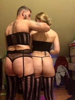 elva29:  Matching lingeries dammm them bootys   Which ass you like better left or right