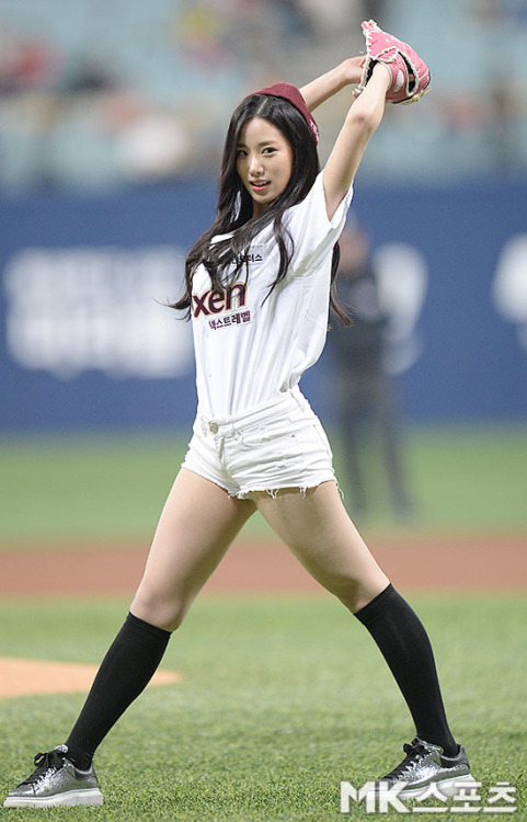 Johyun, first pitch