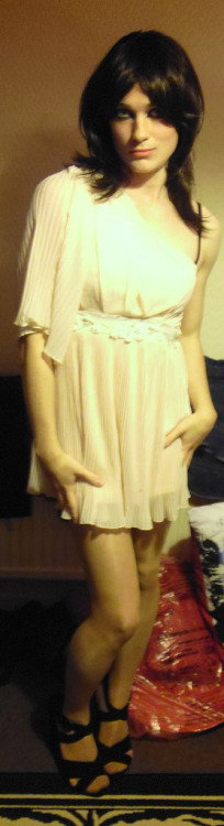 young-pretty-doomed:  I love this dress and the girl