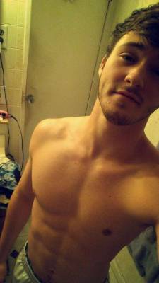 straighthungmen: straightandhung:  Tommy, 19 Tommy is a 19 year