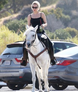 weadoregaga:Lady Gaga picking up a smoothie via a horse, is the