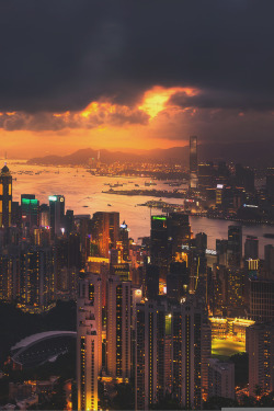 Hong Kong, by Coolbiere (aka Vorrait), cropped from:“One cloudy