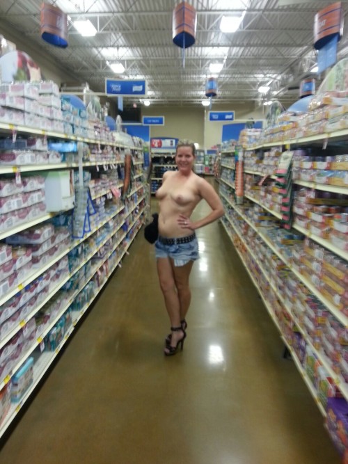 exposed-in-public:  Exposed buying pet food at http://exposed-in-public.tumblr.com/ scottnikipowers:  Niki flashing at petco 